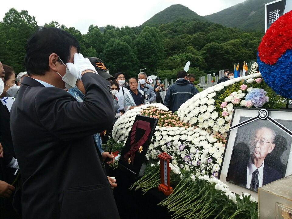 백선엽 장군 대전현충원 안장식1[크기변환].jpg