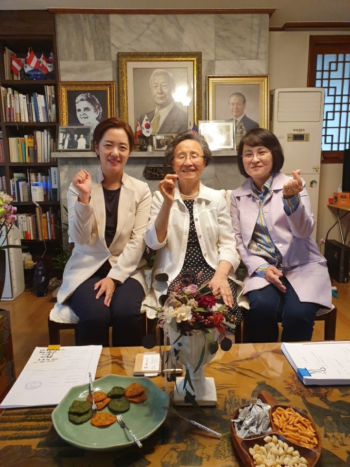 이화장 조혜자 여사님과 함께.jpeg