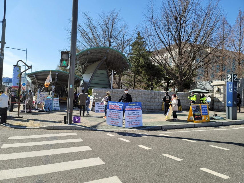 국회앞 1인시위-고성용.jpeg