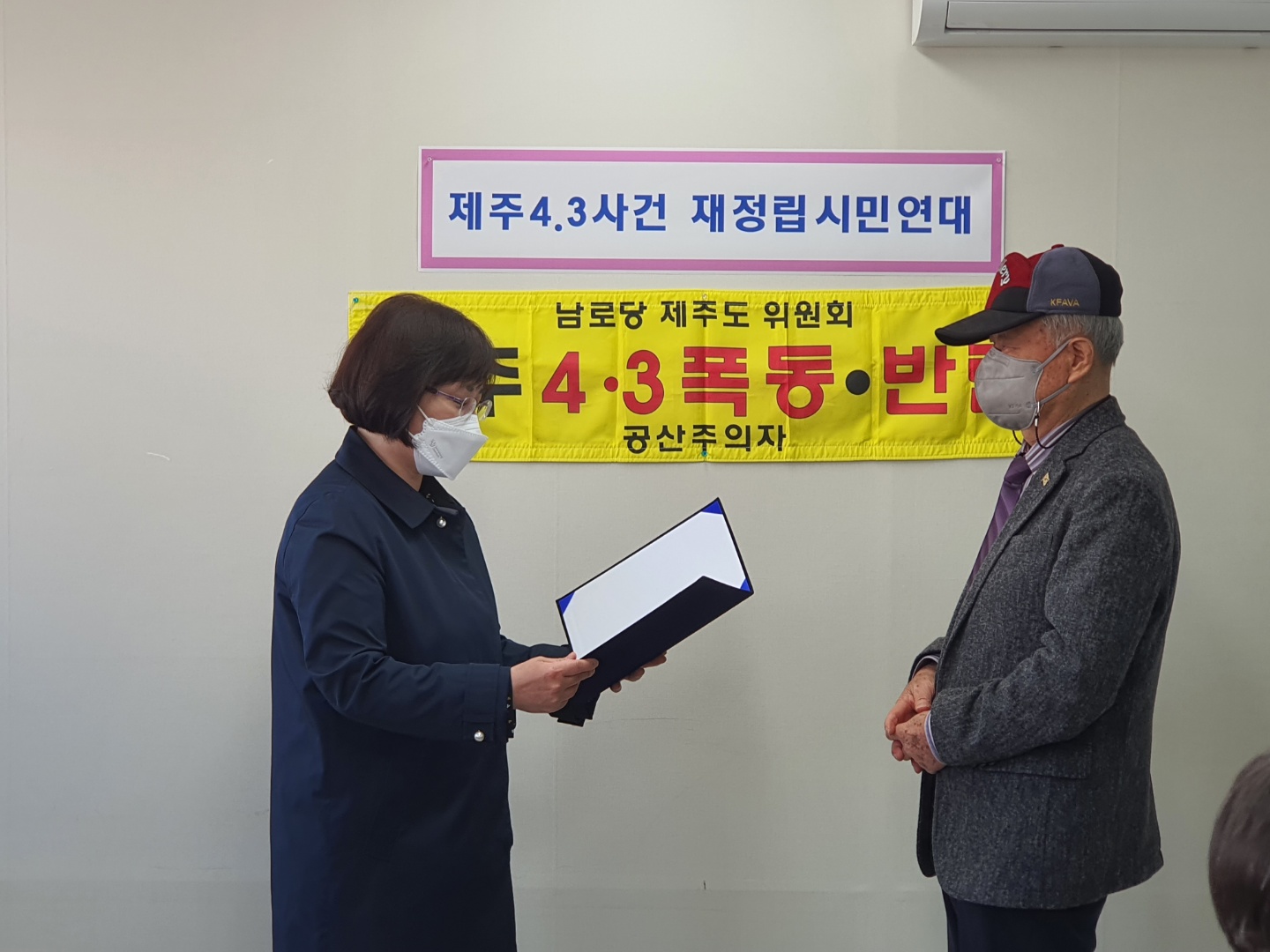 한광덕 장군님께 감사장 수여-1.jpeg