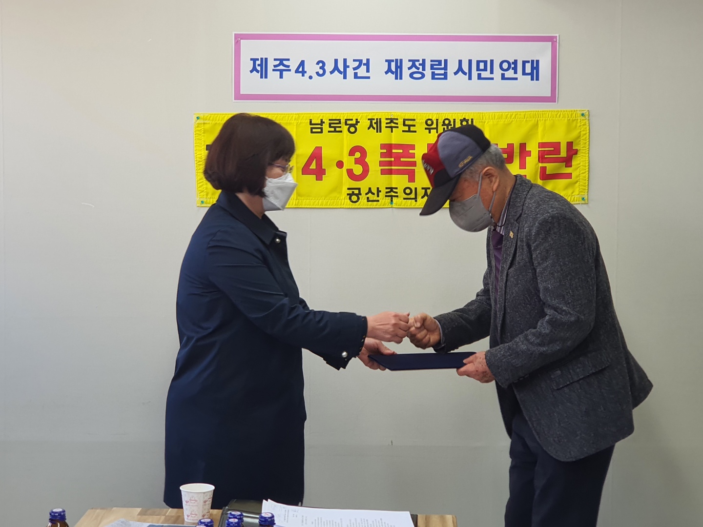 한광덕 장군님께 감사장 수여.jpeg