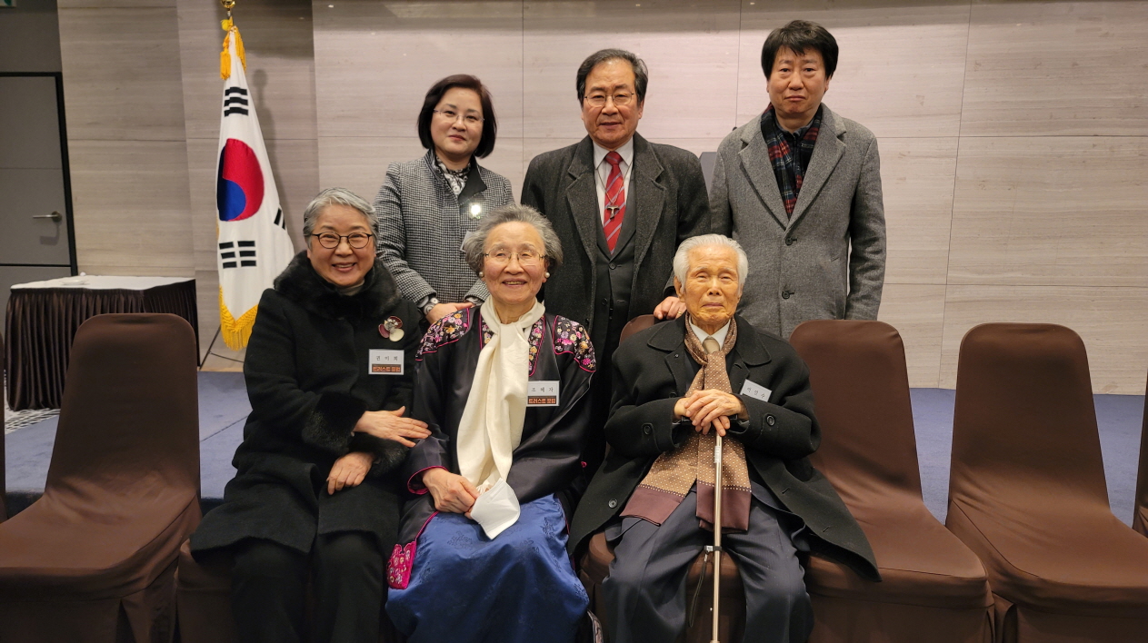 이인수, 조혜자 여사님, 임동진 목사님 내외분과 기념촬영[크기변환] 1.jpeg