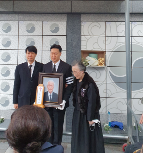 유해 안치 후 유족[크기변환] 1.png