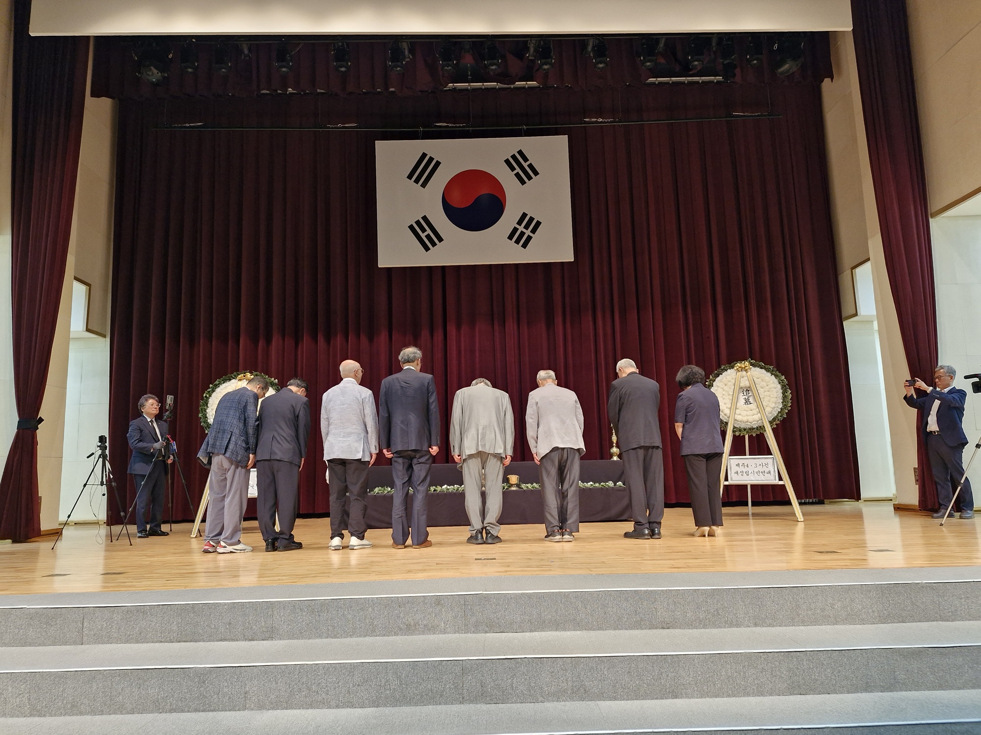 4.3연대-헌화.jpg